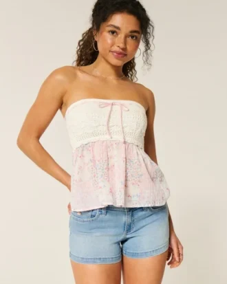 Lav midje, lys vask, blomsterbroderte denim shorts