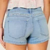Lav midje, lys vask, blomsterbroderte denim shorts