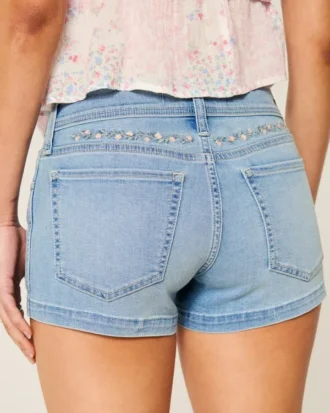 Lav midje, lys vask, blomsterbroderte denim shorts