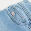 Lav midje, lys vask, blomsterbroderte denim shorts