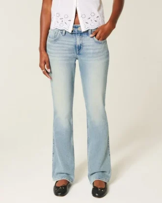 Lav midje, medium vask, brodert butterfly bootcut-jeans