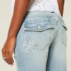 Lav midje, medium vask, brodert butterfly bootcut-jeans