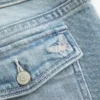 Lav midje, medium vask, brodert butterfly bootcut-jeans