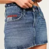 Lav midje, medium vasket miniskjørt i denim med brodert flagg