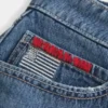 Lav midje, medium vasket miniskjørt i denim med brodert flagg