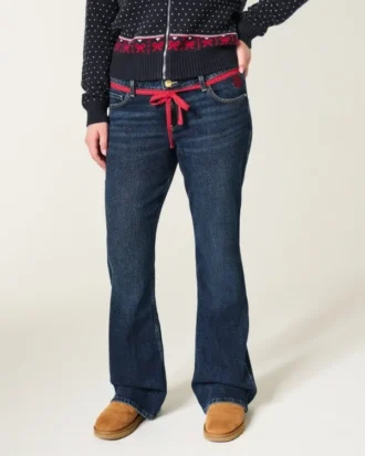 Lav midje, mørk vask, rød snøring i livet, bootcut-jeans