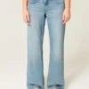 Lavt sittende baggy jeans med medium vask og sommerfuglmotiv