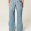 Lavt sittende baggy jeans med medium vask og sommerfuglmotiv
