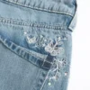 Lavt sittende baggy jeans med medium vask og sommerfuglmotiv