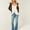 Lavt sittende bootcut-jeans med medium vask og nitter