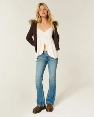 Lavt sittende bootcut-jeans med medium vask og nitter