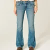 Lavt sittende bootcut-jeans med medium vask og nitter
