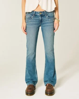 Lavt sittende bootcut-jeans med medium vask og nitter