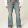 Lavt sittende bootcut-jeans med sommerfuglbroderi i medium vask