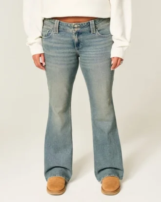 Lavt sittende bootcut-jeans med sommerfuglbroderi i medium vask