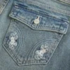 Lavt sittende bootcut-jeans med sommerfuglbroderi i medium vask