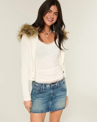 Lavt sittende brodert denim miniskjørt