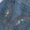 Lavt sittende brodert denim miniskjørt