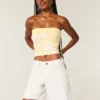 Lavt sittende hvite baggy shorts med justerbar linning