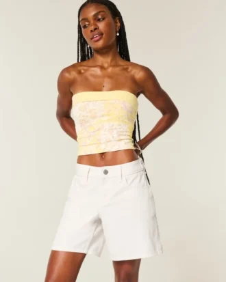 Lavt sittende hvite baggy shorts med justerbar linning