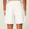 Lavt sittende hvite baggy shorts med justerbar linning