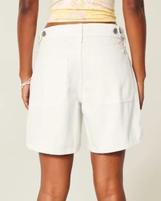Lavt sittende hvite baggy shorts med justerbar linning