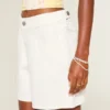 Lavt sittende hvite baggy shorts med justerbar linning