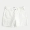 Lavt sittende hvite baggy shorts med justerbar linning