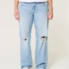 Lavt sittende, lettvasket, avslappet, rett jeans med rift