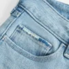 Lavt sittende, lettvasket bootcut-jeans med broderi og rift