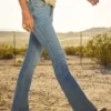 Lavt sittende, lysvaskede bootcut-jeans
