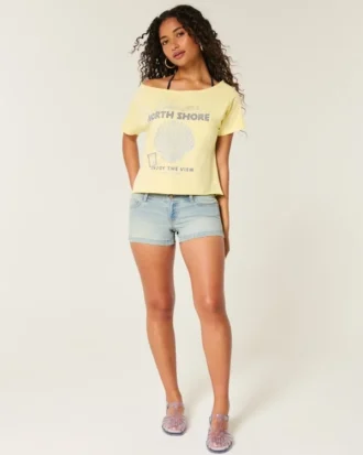 Lavt sittende, lysvaskede shorts i denim med blomstermønster og lommer