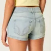 Lavt sittende, lysvaskede shorts i denim med blomstermønster og lommer