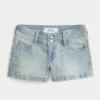 Lavt sittende, lysvaskede shorts i denim med blomstermønster og lommer