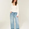Lavt sittende, lysvasket baggy jeans med kjede-broderi