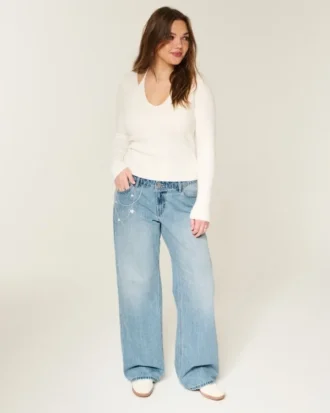 Lavt sittende, lysvasket baggy jeans med kjede-broderi