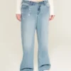 Lavt sittende, lysvasket baggy jeans med kjede-broderi