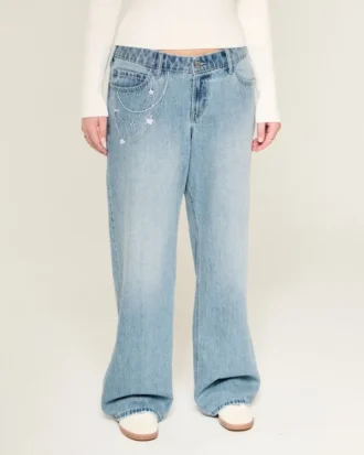 Lavt sittende, lysvasket baggy jeans med kjede-broderi