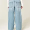 Lavt sittende, lysvasket baggy jeans med kjede-broderi