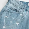 Lavt sittende, lysvasket baggy jeans med kjede-broderi