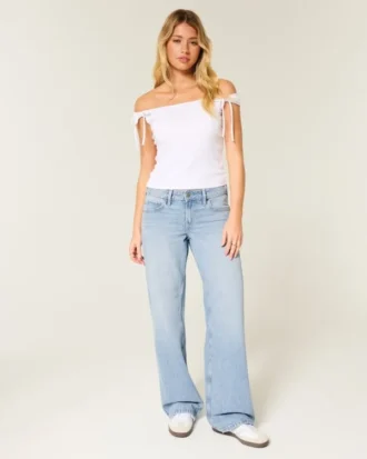 Lavt sittende, lysvasket baggy jeans med nitter og sløyfer