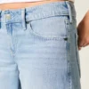 Lavt sittende, lysvasket baggy jeans med nitter og sløyfer