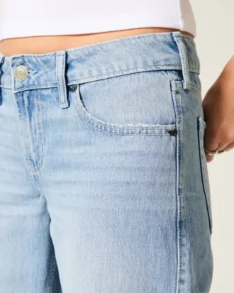Lavt sittende, lysvasket baggy jeans med nitter og sløyfer