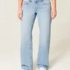 Lavt sittende, lysvasket baggy jeans med nitter og sløyfer