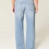 Lavt sittende, lysvasket baggy jeans med nitter og sløyfer