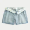 Lavt sittende, lysvasket, brettet linning, baggy denimshorts 5″