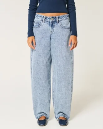 Lavt sittende, lysvasket, koniske baggy jeans