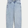 Lavt sittende, lysvasket, koniske baggy jeans