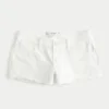 Lavt sittende mini-shorts i hvit denim med slitt look