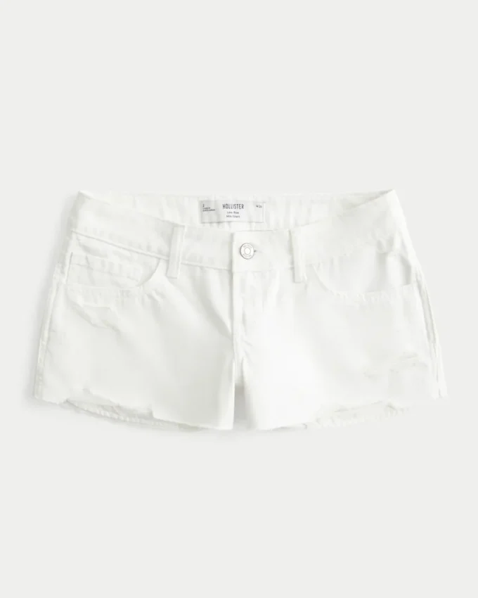 Lavt sittende mini-shorts i hvit denim med slitt look